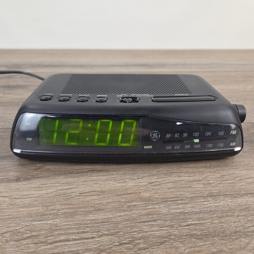 Vintage GE General Electric Digital Alarm Clock Radio AM/FM Model 7-4819A Retro
